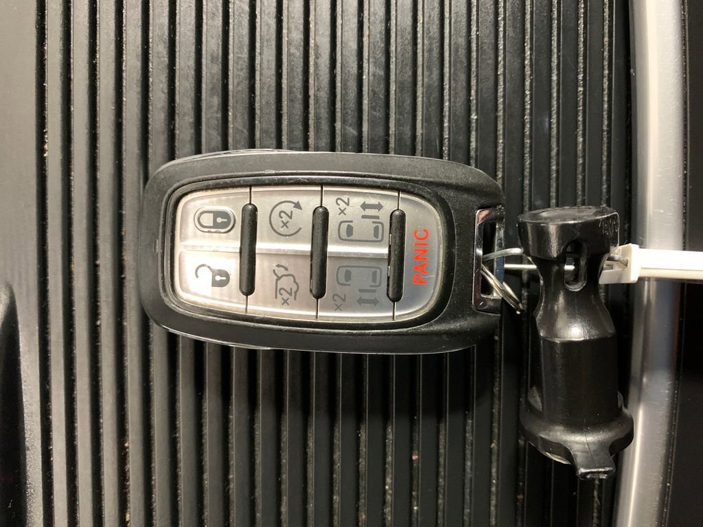 Used 2019 Chrysler Pacifica Touring-L Plus w/ Advanced Safetytec Group FWD image 17