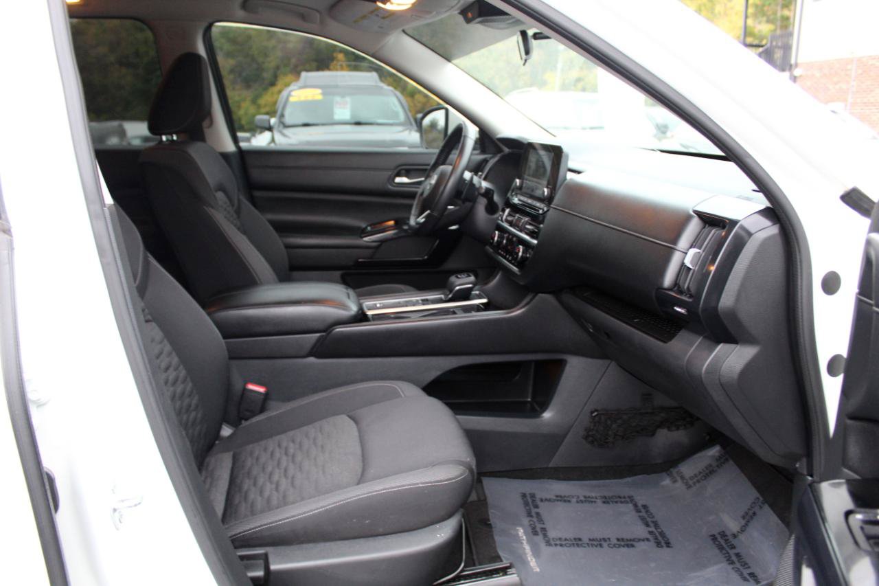 Used 2022 Nissan Pathfinder SV w/ SV Premium Package FWD image 11