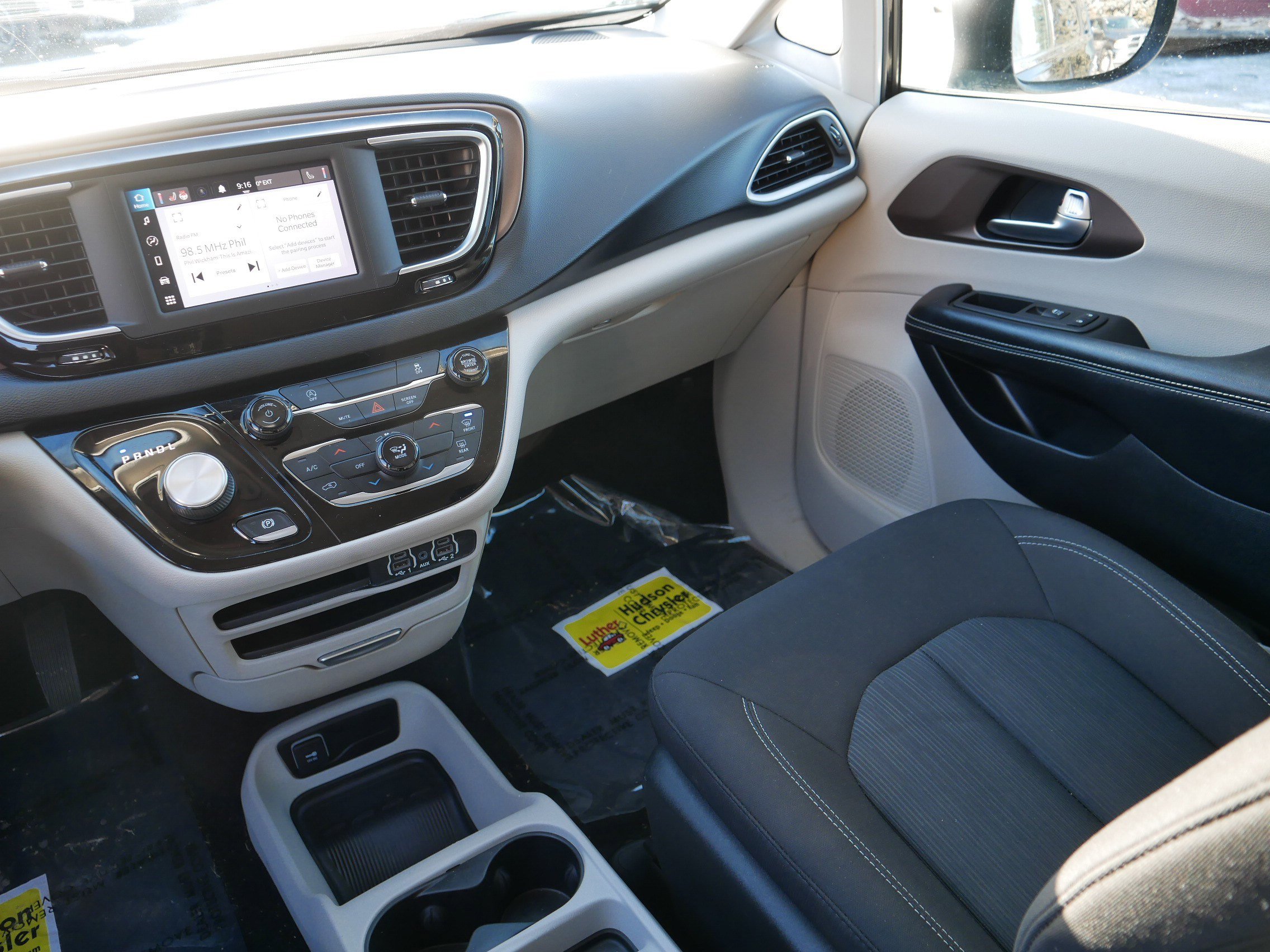 Used 2022 Chrysler Voyager LX image 11