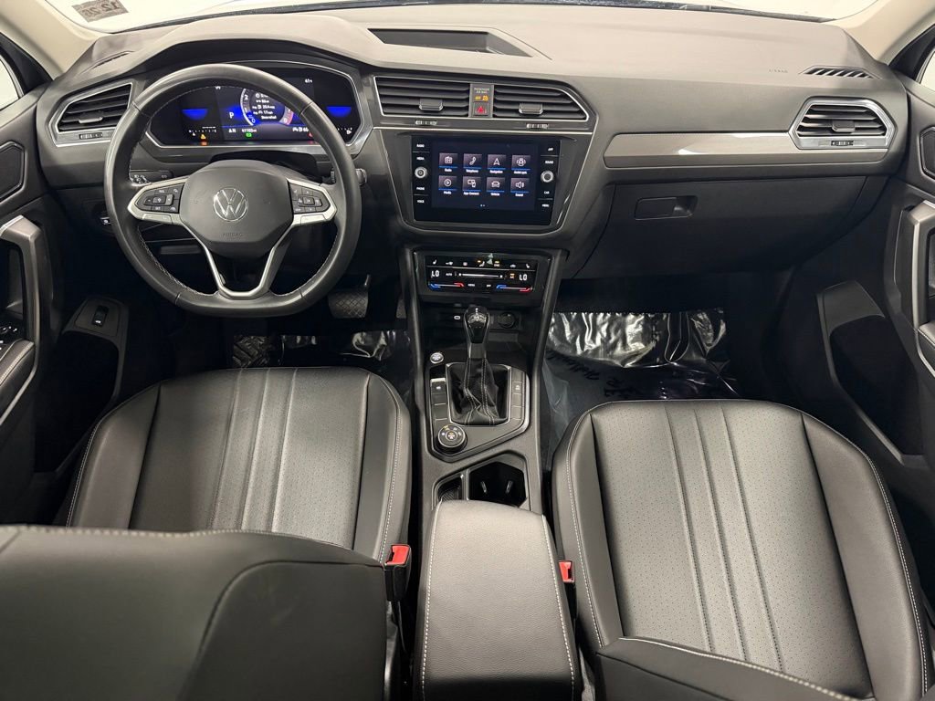 Used 2022 Volkswagen Tiguan SE w/ Panoramic Sunroof Package image 16