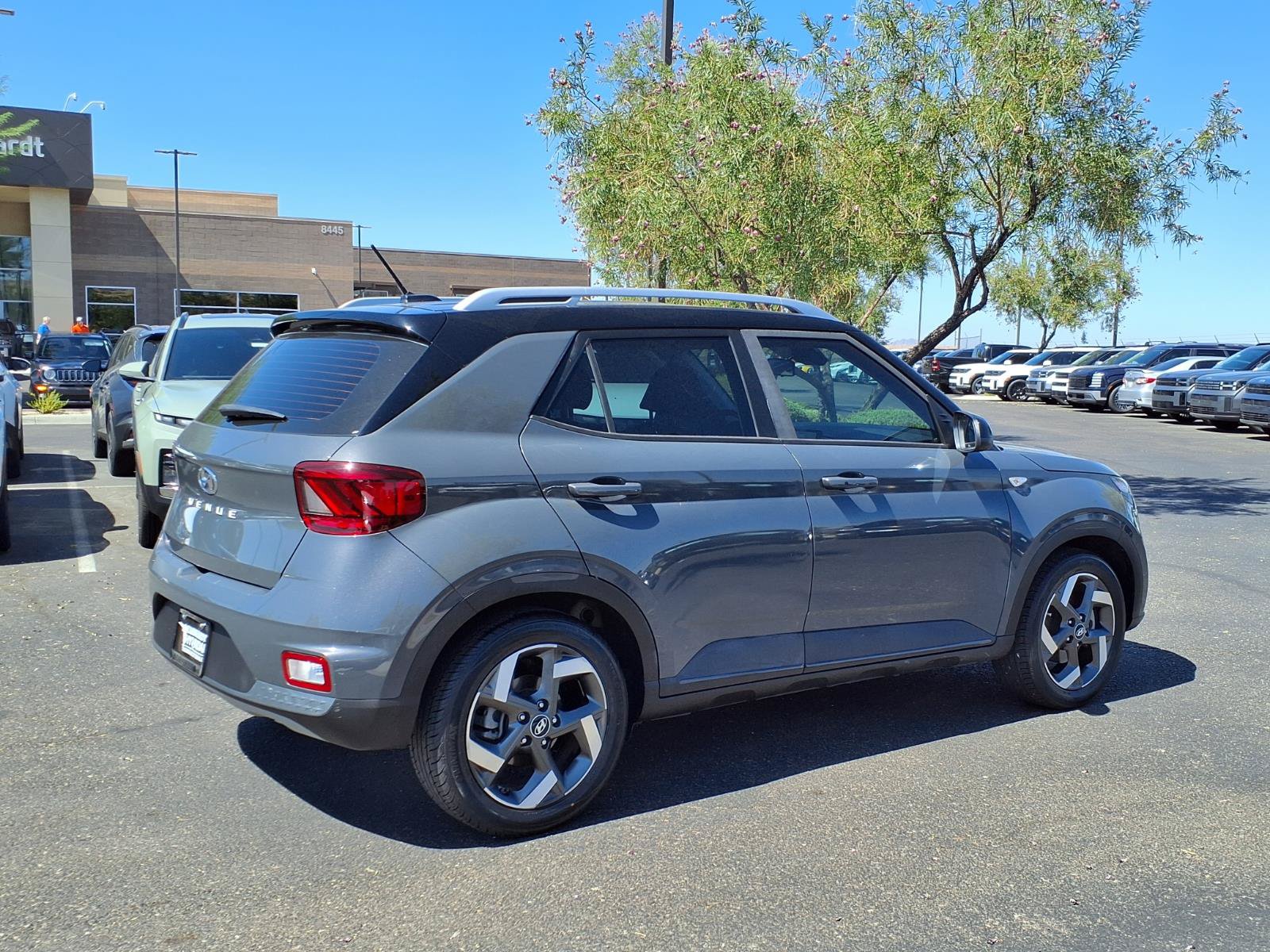 Used 2023 Hyundai Venue Limited w/ Cargo Package FWD image 6