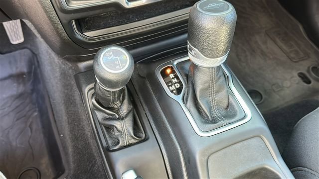 Used 2023 Jeep Gladiator Willys image 17