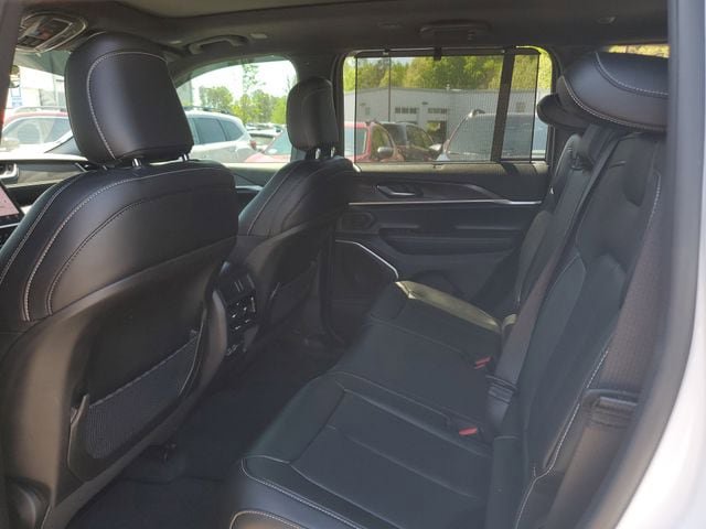 Certified 2025 Jeep Grand Cherokee Limited w/ Luxury Tech Group II RWD image 16