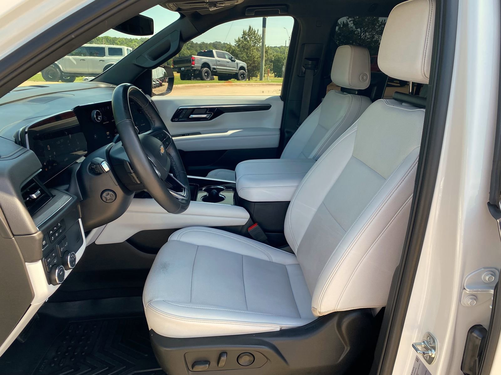 Used 2025 Chevrolet Tahoe Premier AWD/4WD image 11