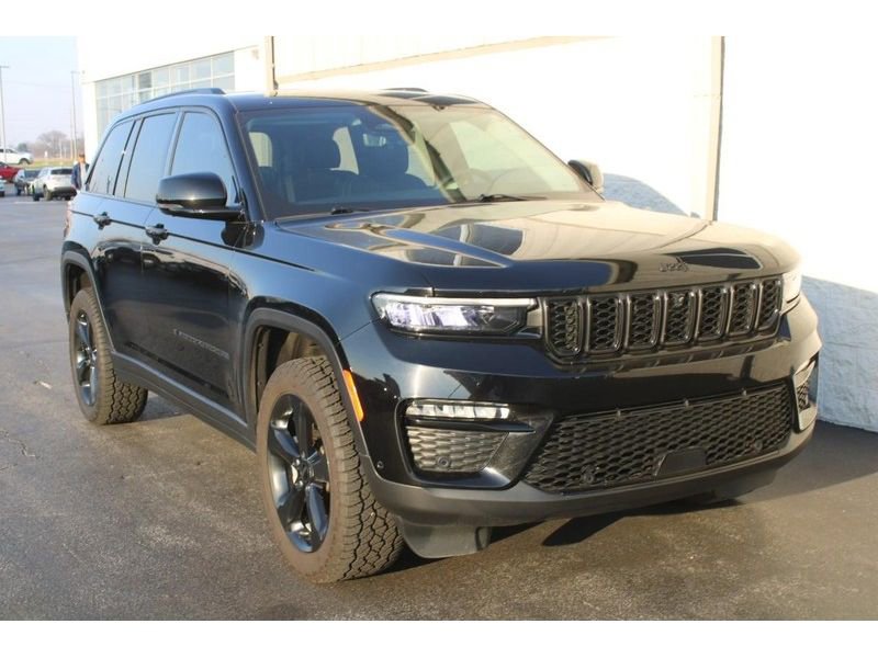 Used 2023 Jeep Grand Cherokee Limited w/ Luxury Tech Group II AWD/4WD image 2
