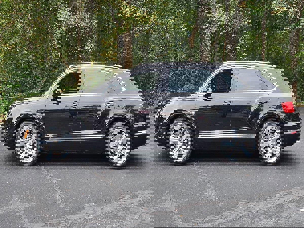 Used 2020 Bentley Bentayga Plug-In Hybrid image 3