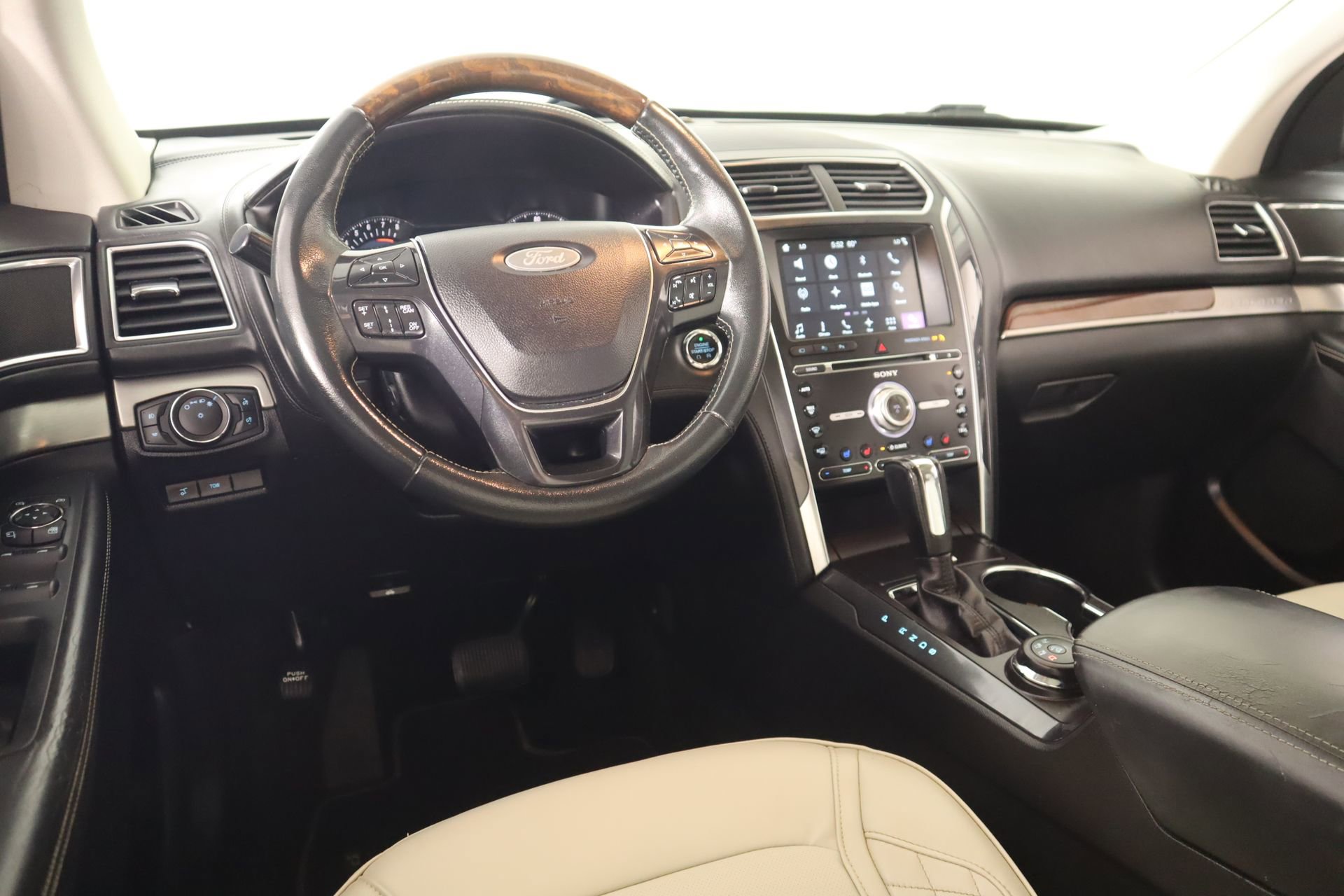 Used 2017 Ford Explorer Platinum image 2