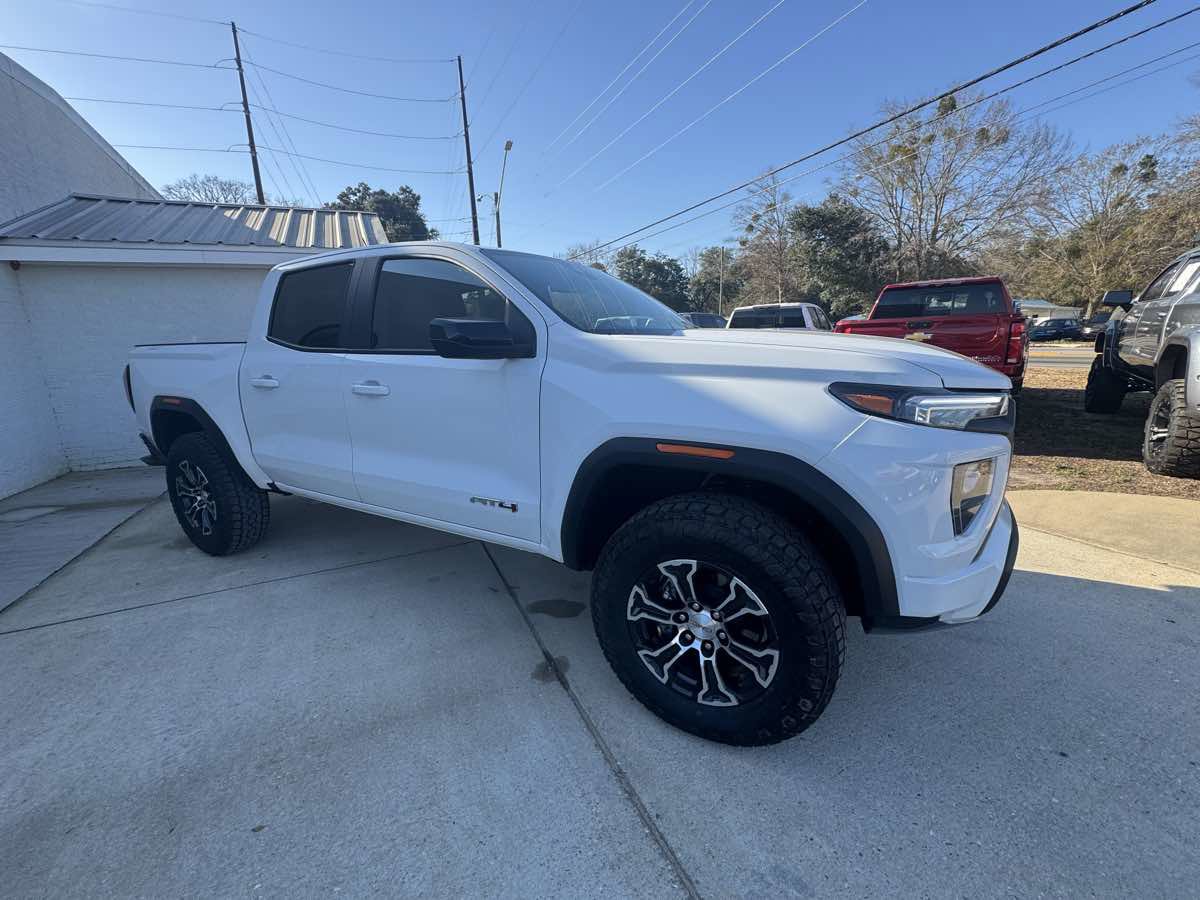 Used 2025 GMC Canyon AT4 w/ AT4 Premium Package AWD/4WD image 4