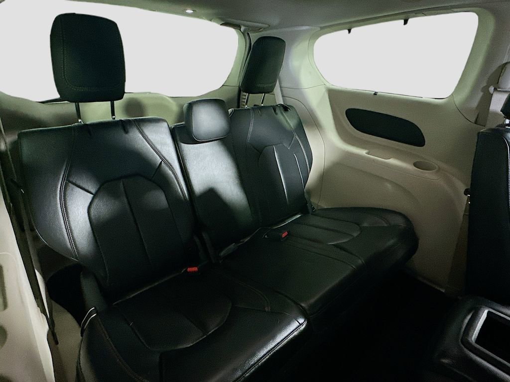 Used 2018 Chrysler Pacifica Touring-L image 25