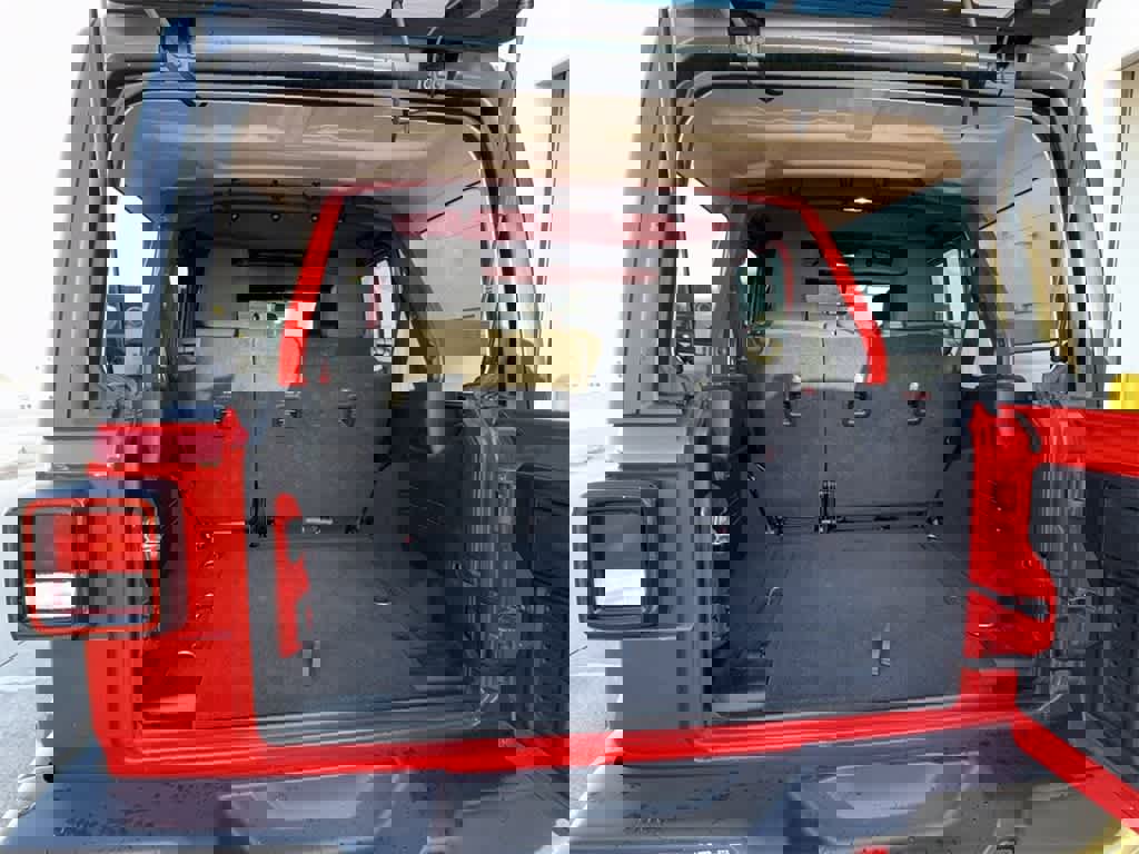 Used 2018 Jeep Wrangler Unlimited Sahara image 20