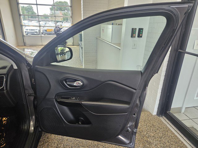 Used 2021 Jeep Cherokee Latitude Plus AWD/4WD image 15