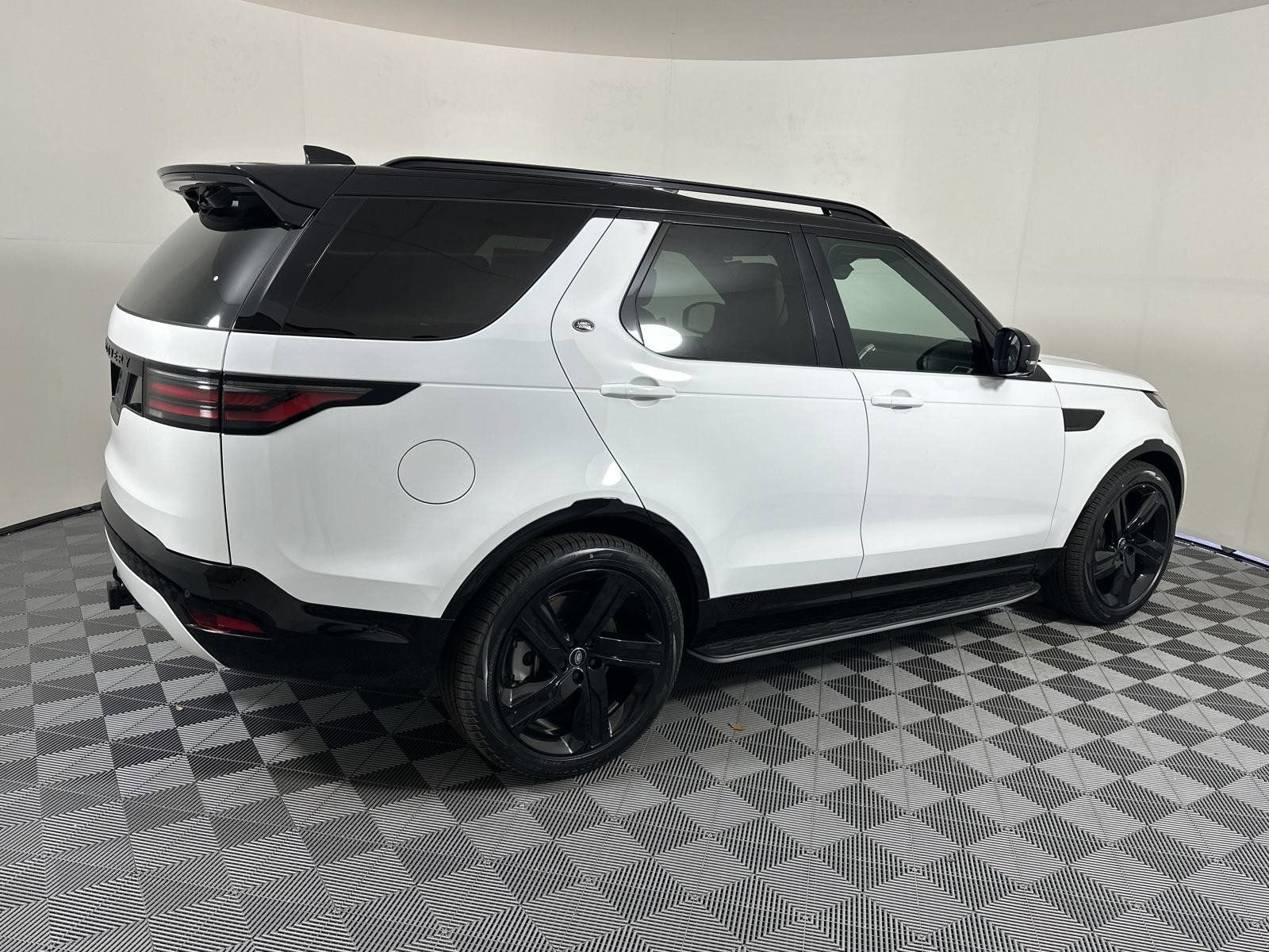 Used 2025 Land Rover Discovery Dynamic SE AWD/4WD image 21