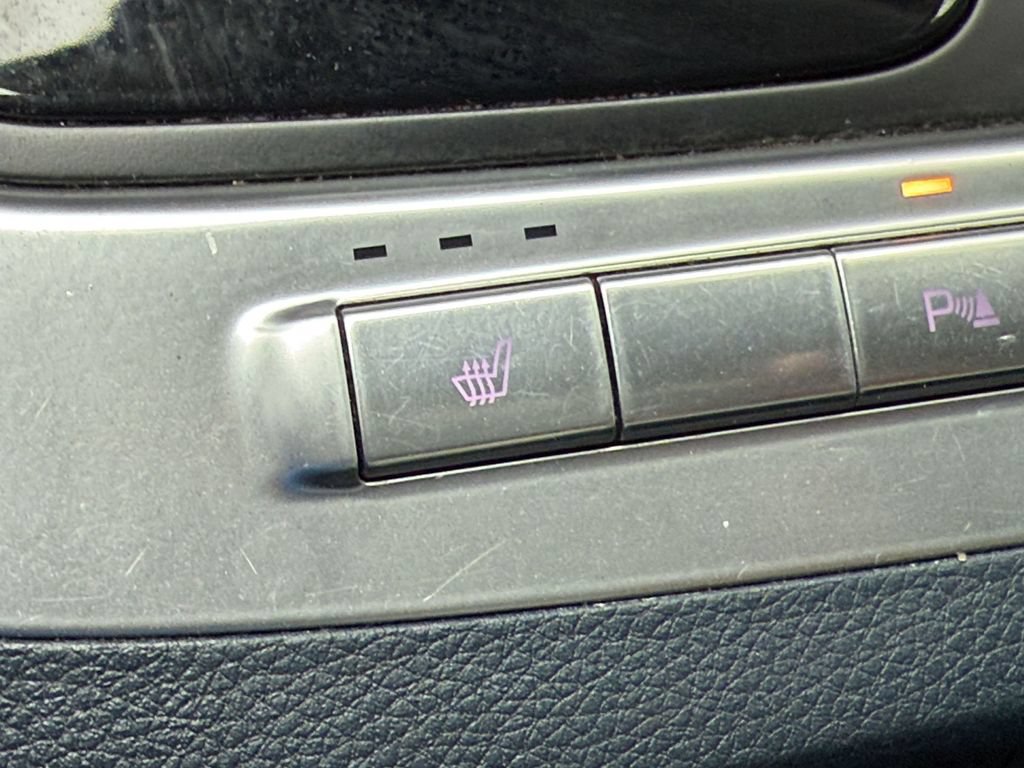 Used 2025 Kia Carnival EX FWD image 25