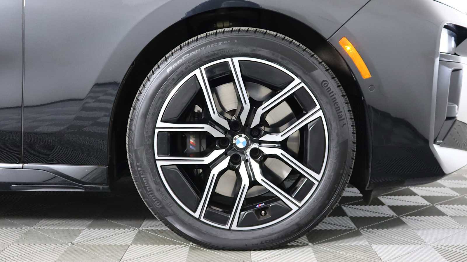 Used 2023 BMW 760i xDrive w/ Executive Package image 8