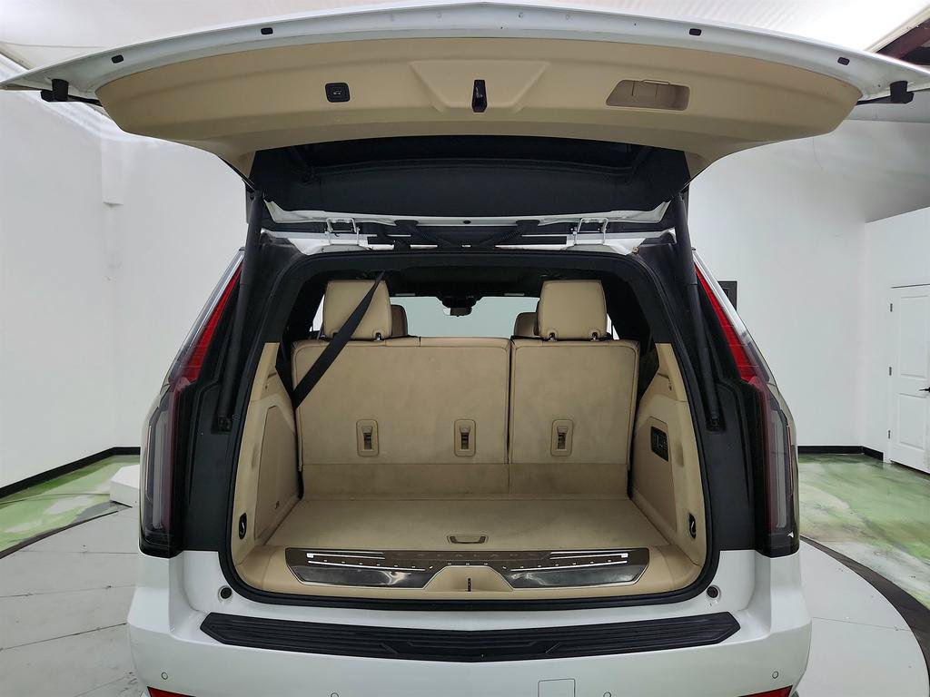 Used 2021 Cadillac Escalade Premium Luxury w/ LPO, Illumination Package AWD/4WD image 32