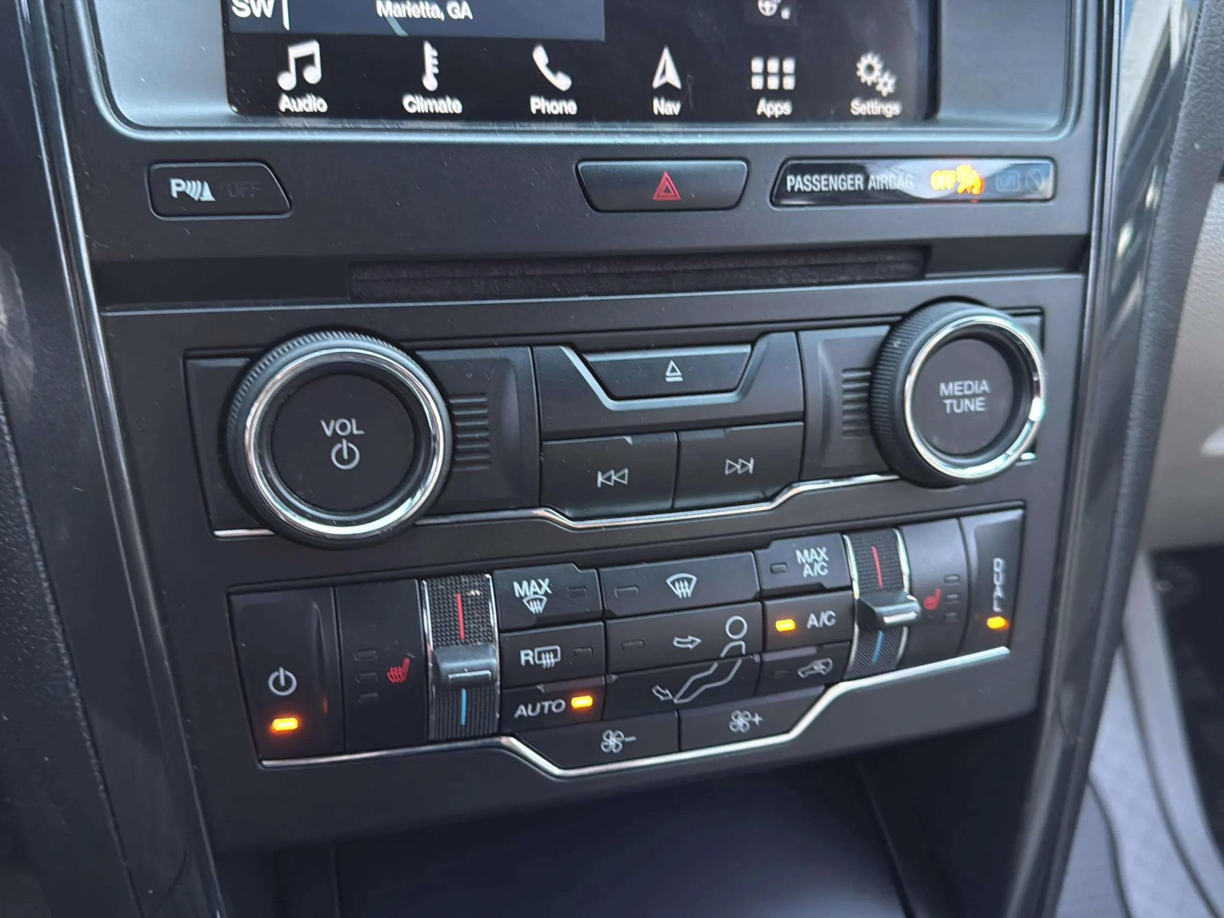 Used 2018 Ford Explorer XLT w/ Equipment Group 202A image 10