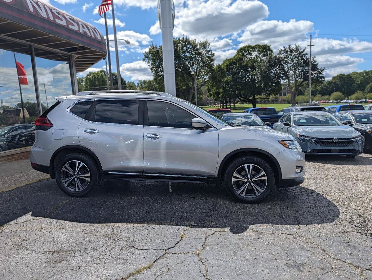 Used 2017 Nissan Rogue SL w/ SL Premium Package AWD/4WD image 12