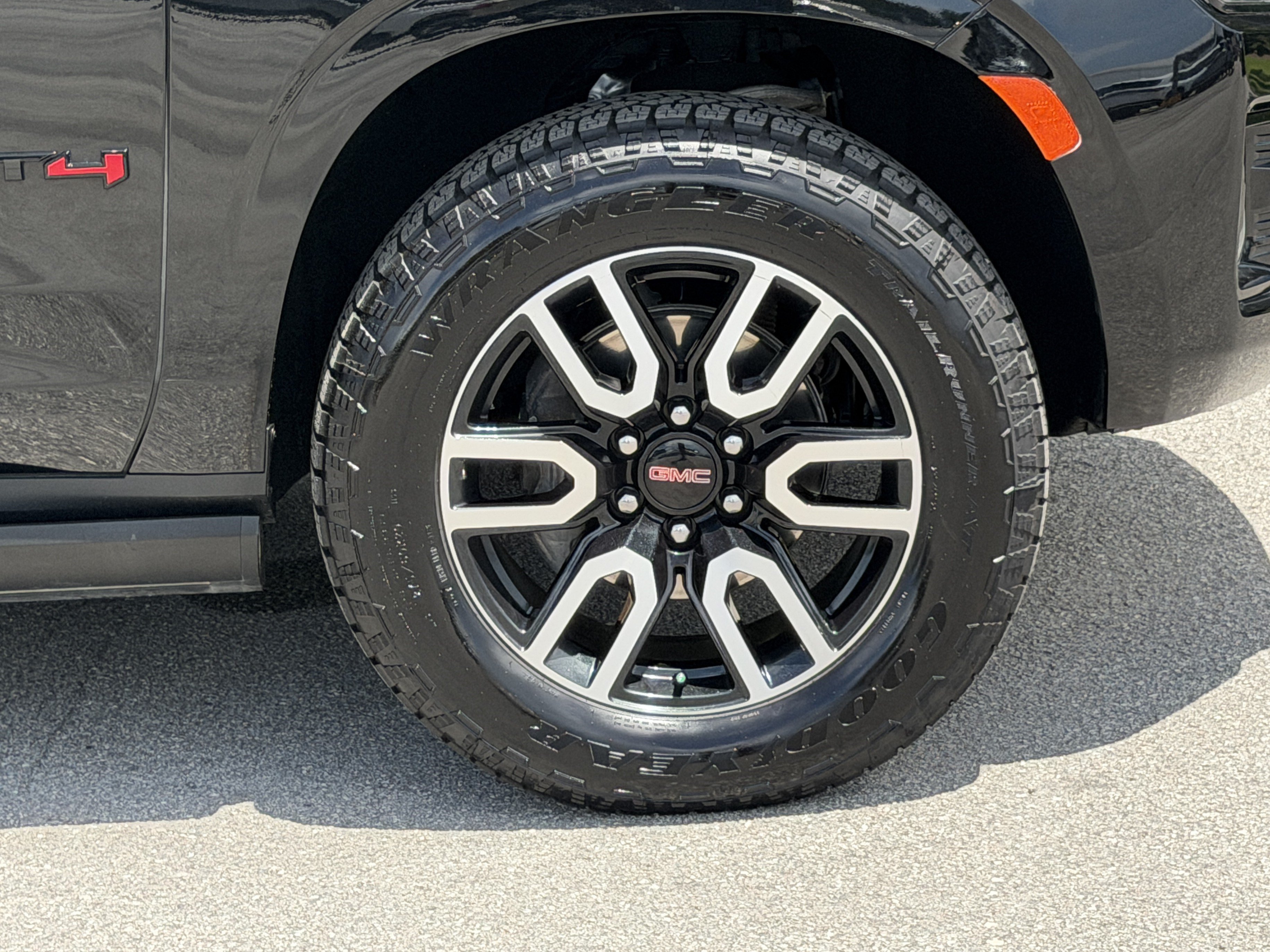 Used 2024 GMC Yukon AT4 w/ AT4 Premium Plus Package AWD/4WD image 12