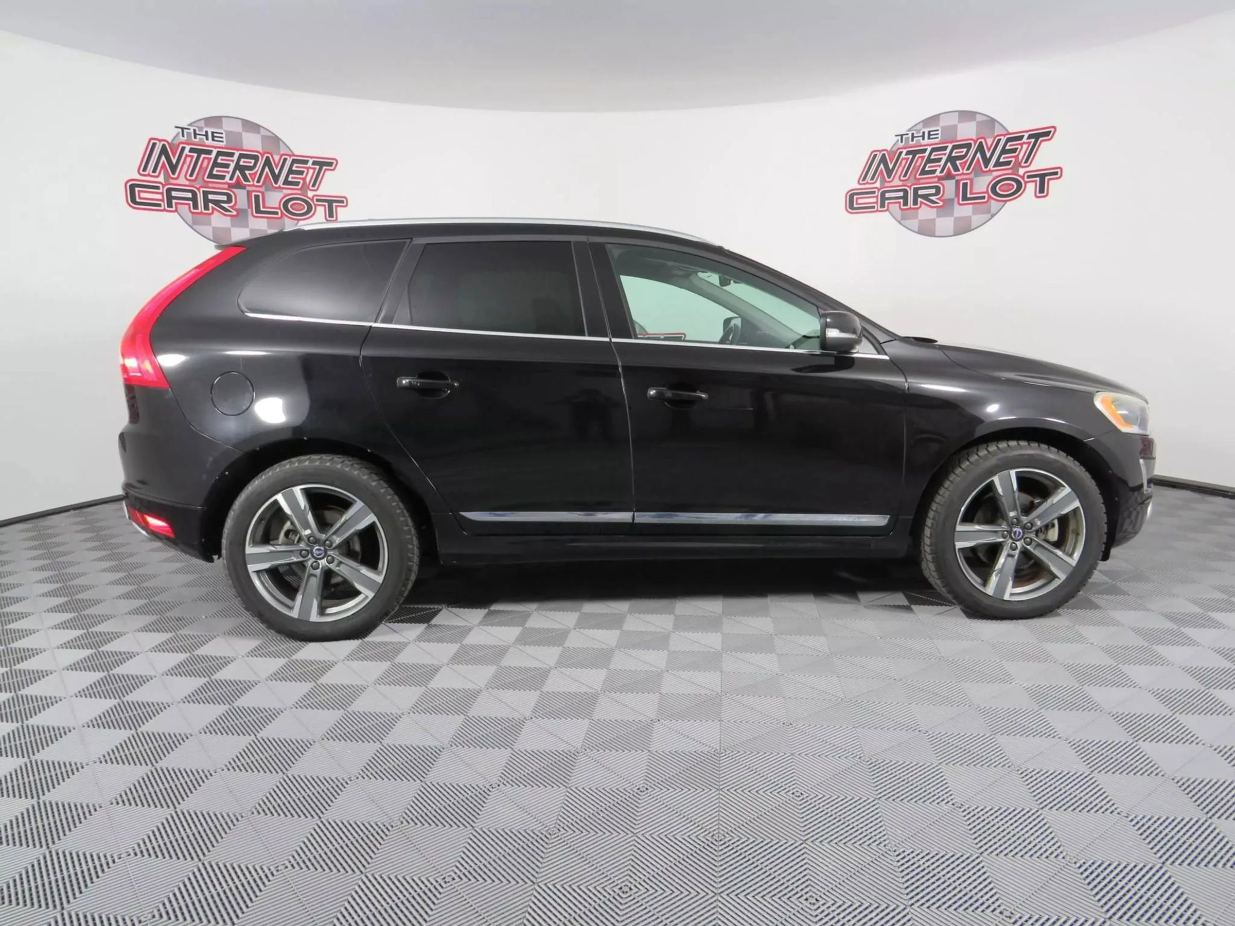 Used 2017 Volvo XC60 T6 Dynamic w/ Preferred Option Package image 4