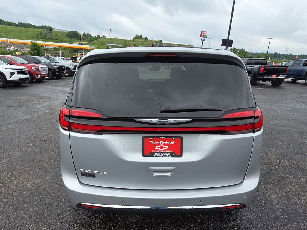 Used 2023 Chrysler Pacifica Touring-L FWD image 7
