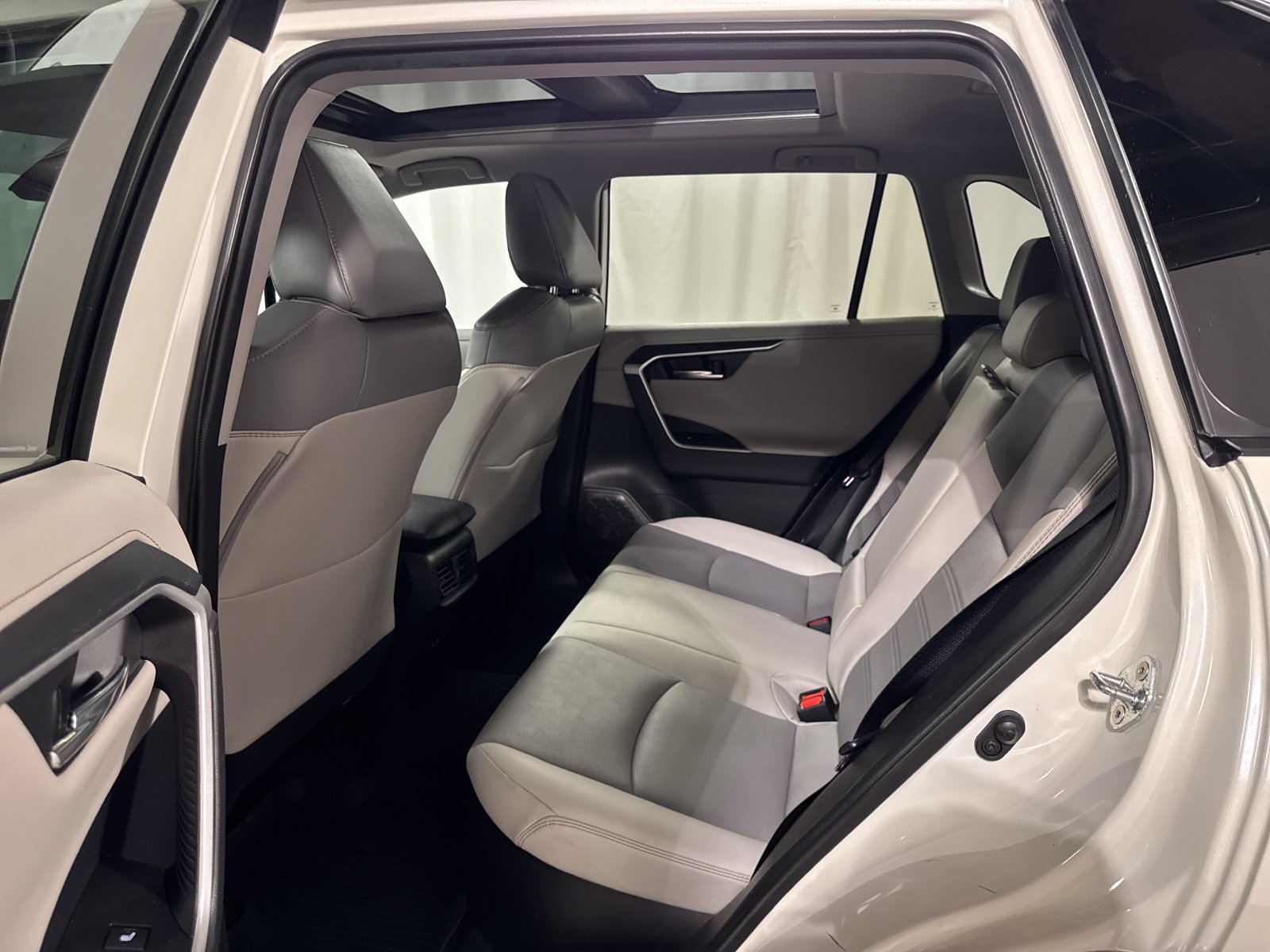 Used 2022 Toyota RAV4 Limited AWD/4WD image 5