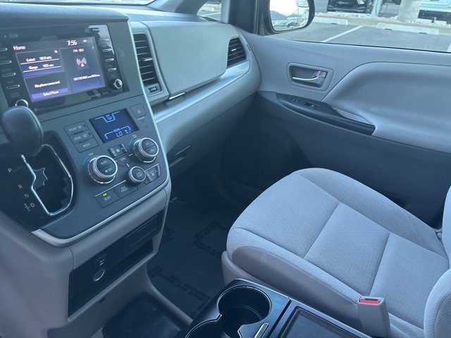 Used 2020 Toyota Sienna LE w/ LE Preferred Package image 23