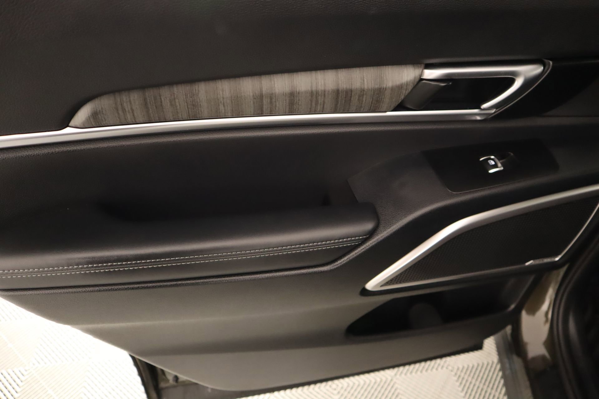 Used 2024 Kia Telluride EX w/ EX Captain's Chair Package image 18