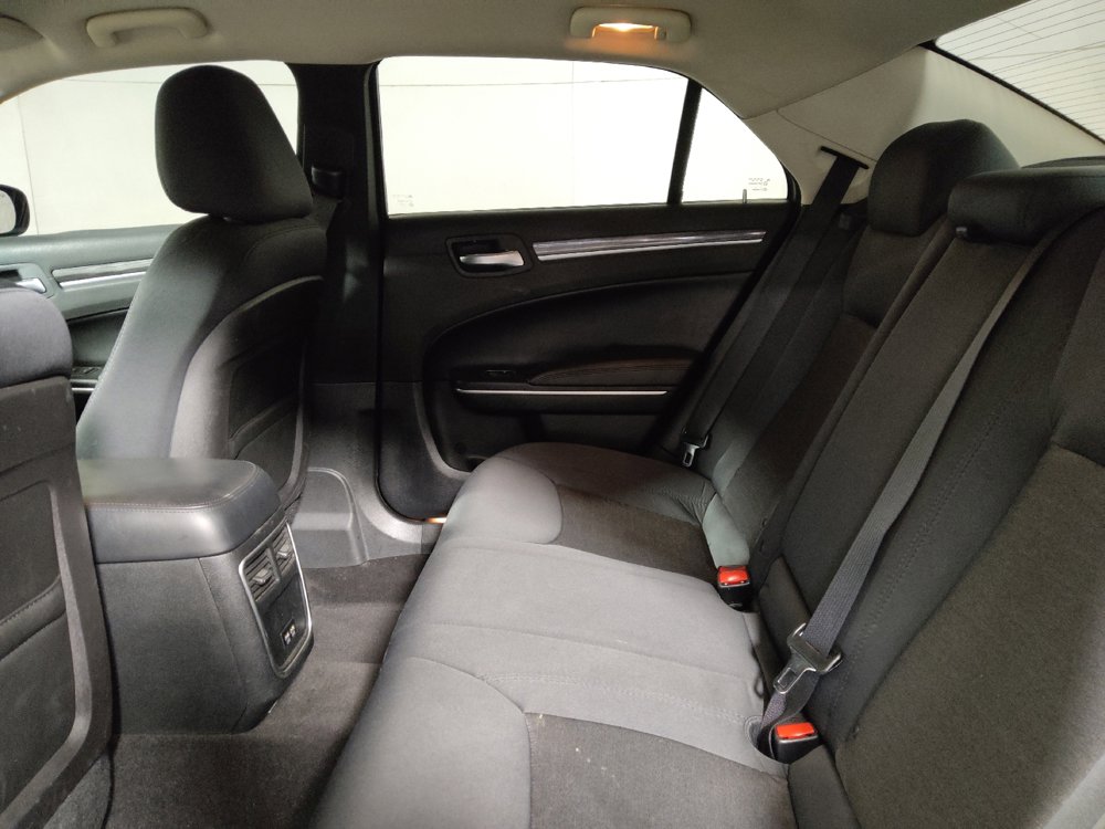 Used 2018 Chrysler 300 Touring RWD image 18