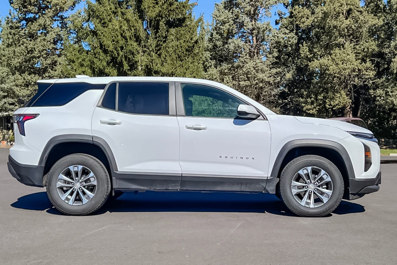 Used 2025 Chevrolet Equinox LT AWD/4WD image 3
