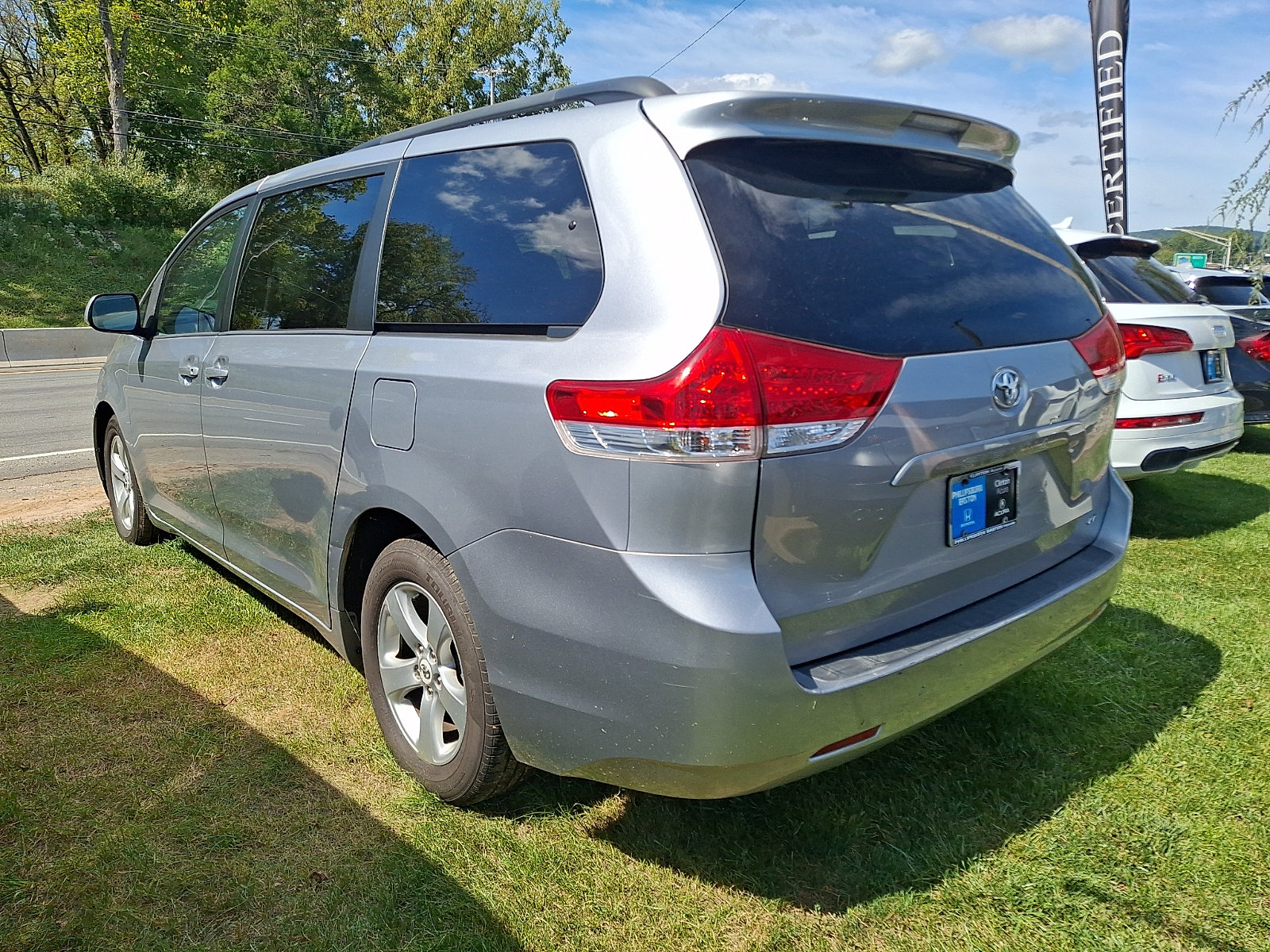 Used 2012 Toyota Sienna LE w/ Towing Pkg FWD image 4