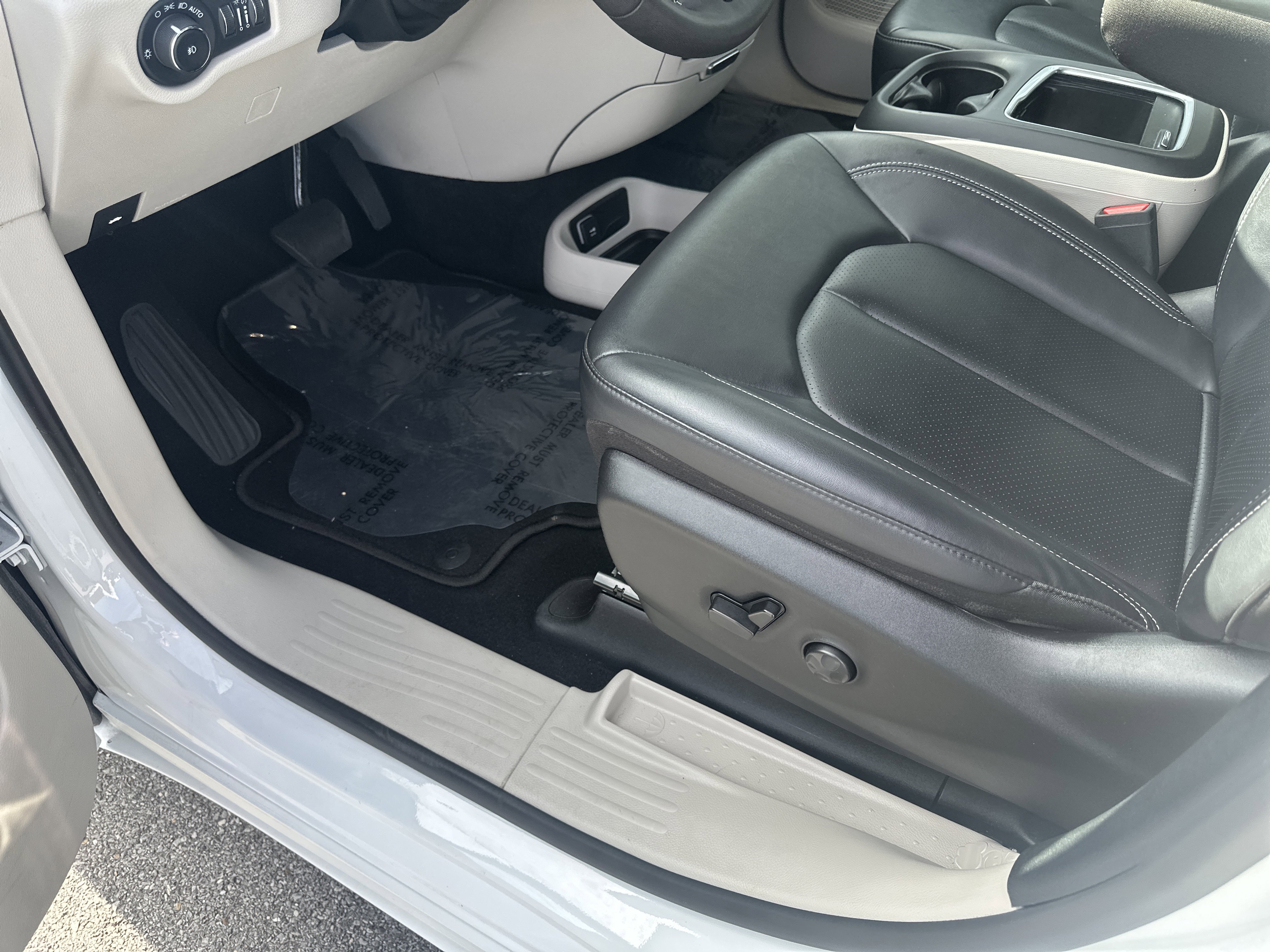 Used 2024 Chrysler Pacifica Touring-L image 13