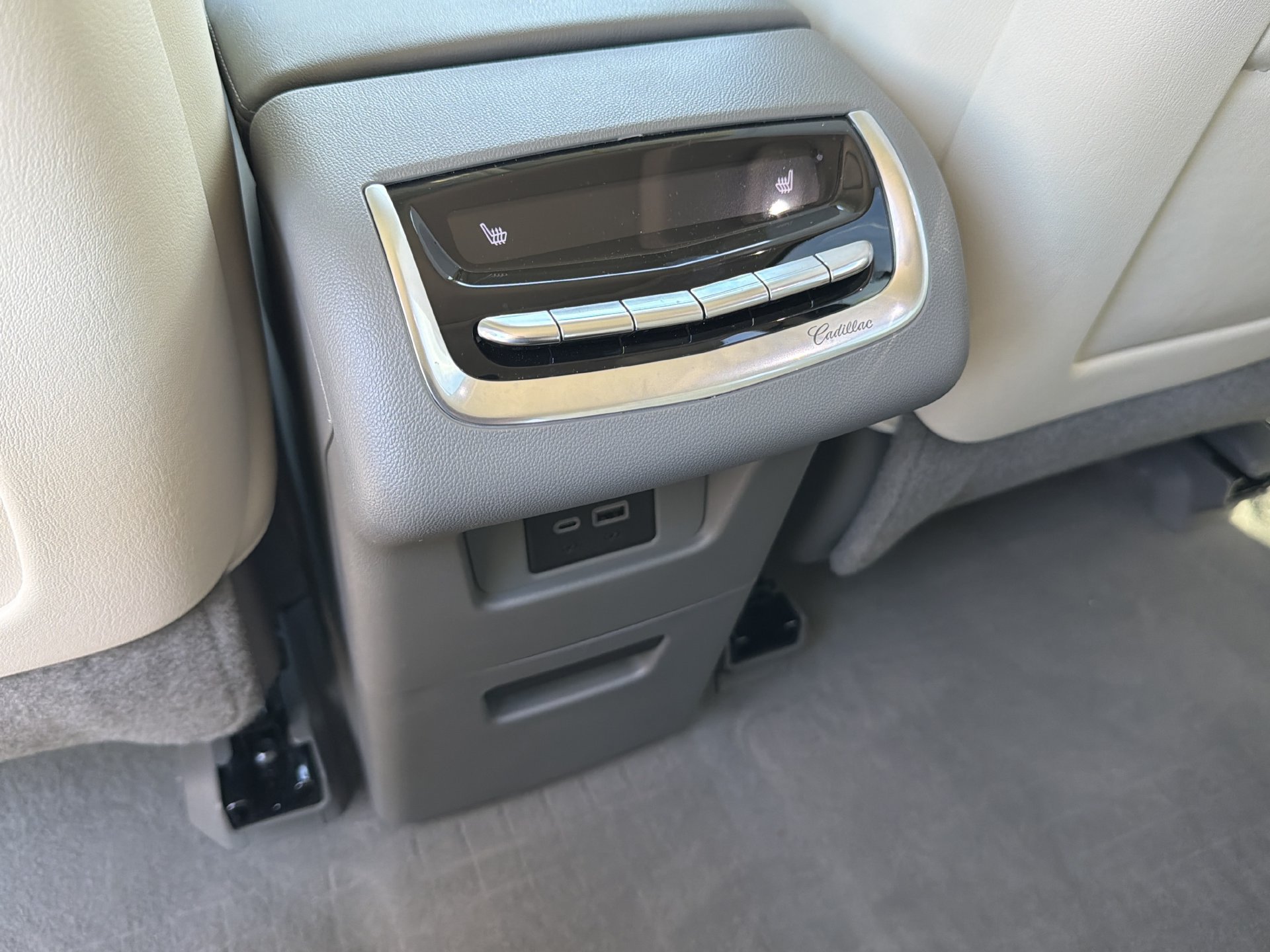 Used 2024 Cadillac XT6 Premium Luxury w/ Technology Package FWD image 19