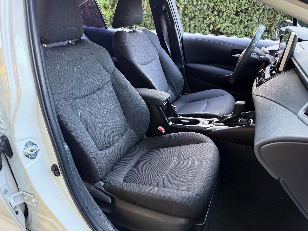 Used 2020 Toyota Corolla LE w/ Carpet Mat Package (TMS) FWD image 24