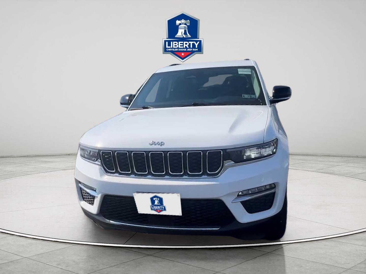 Certified 2022 Jeep Grand Cherokee Limited AWD/4WD image 2