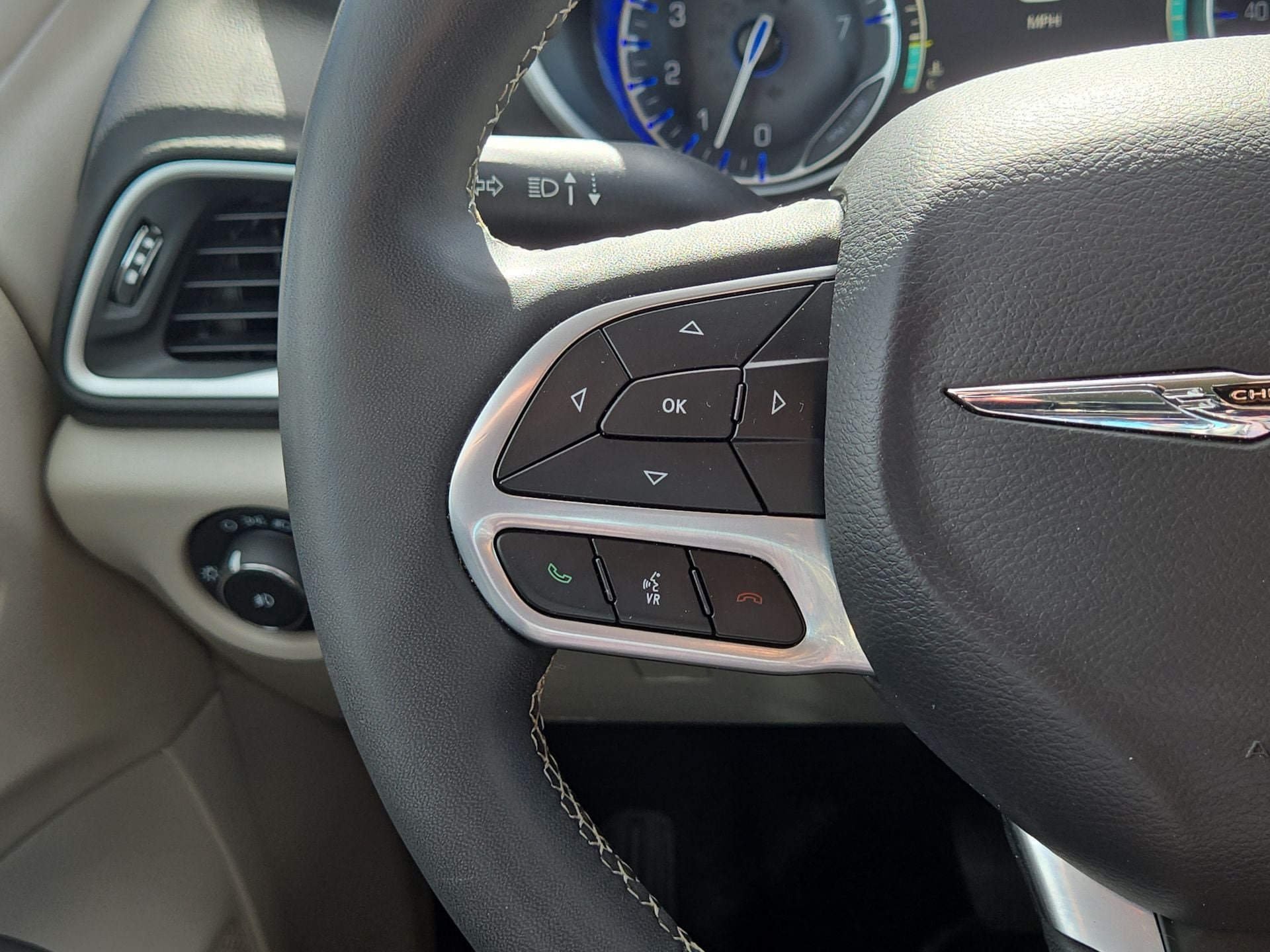 Used 2024 Chrysler Pacifica Touring-L FWD image 21