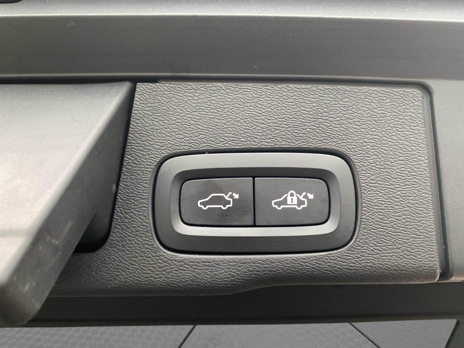 Used 2021 Volvo XC60 T6 Momentum w/ Premium Package image 45