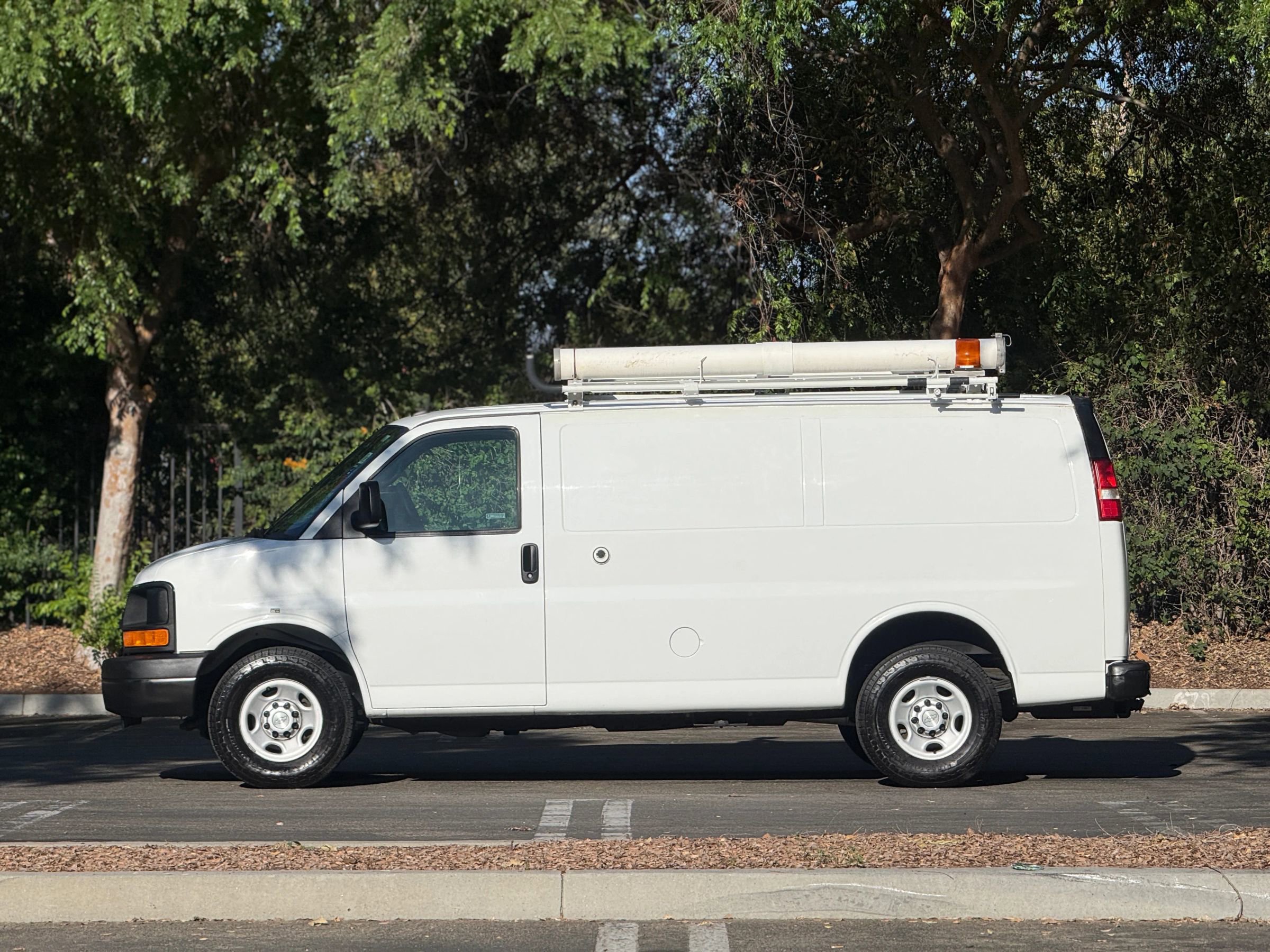 Used 2015 Chevrolet Express 2500 image 2