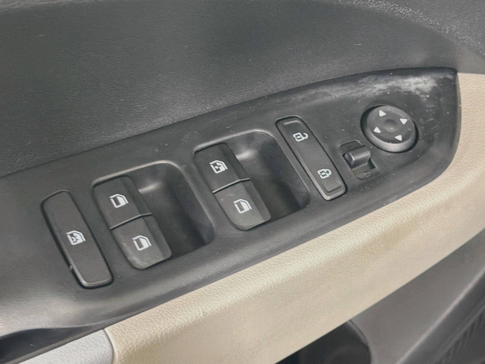 Used 2025 Hyundai Venue SEL FWD image 15