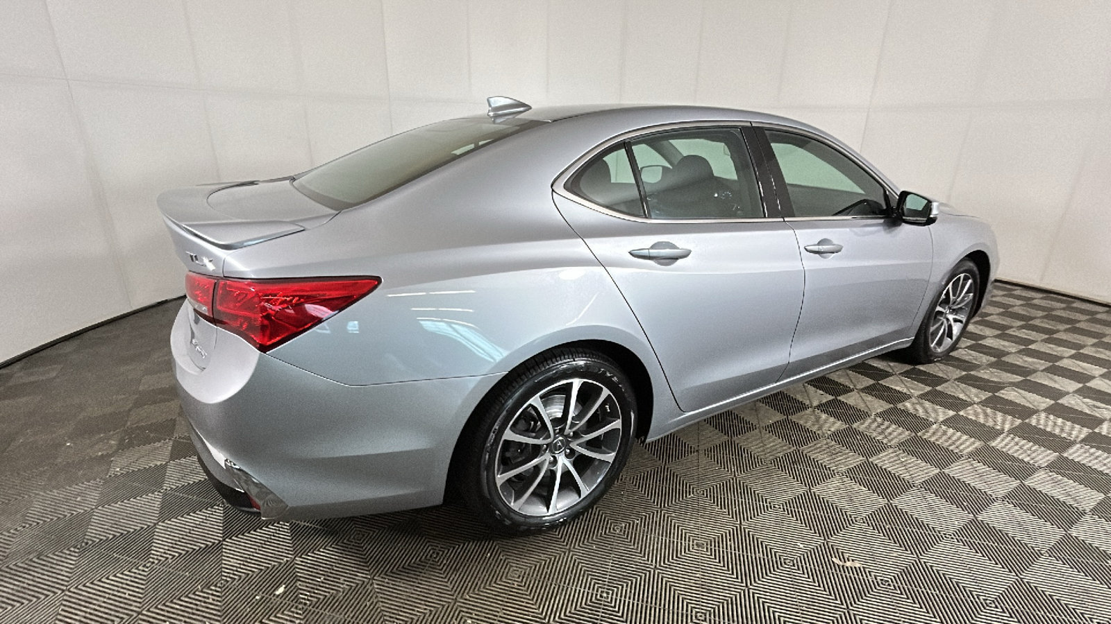 Used 2018 Acura TLX V6 SH-AWD image 2