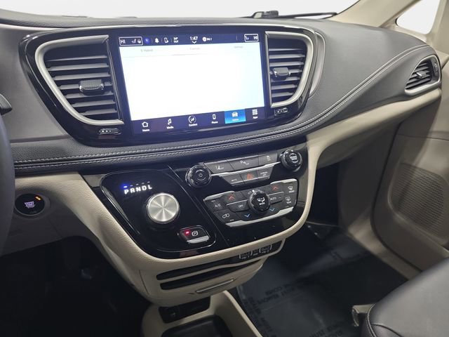 Used 2023 Chrysler Pacifica Touring-L image 20