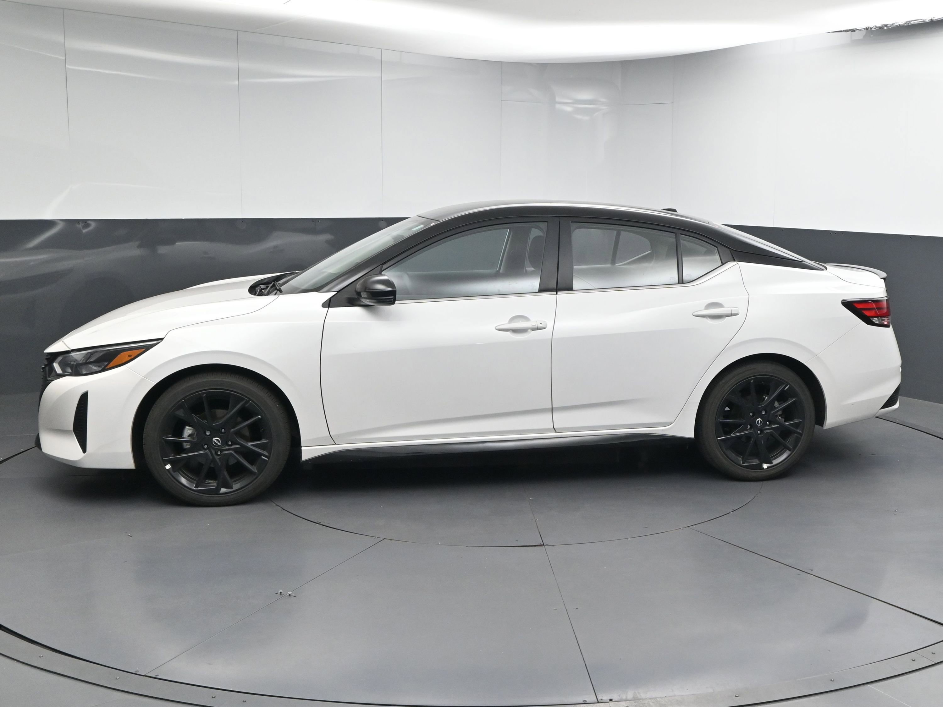 Certified 2025 Nissan Sentra SR w/ Midnight Edition image 5