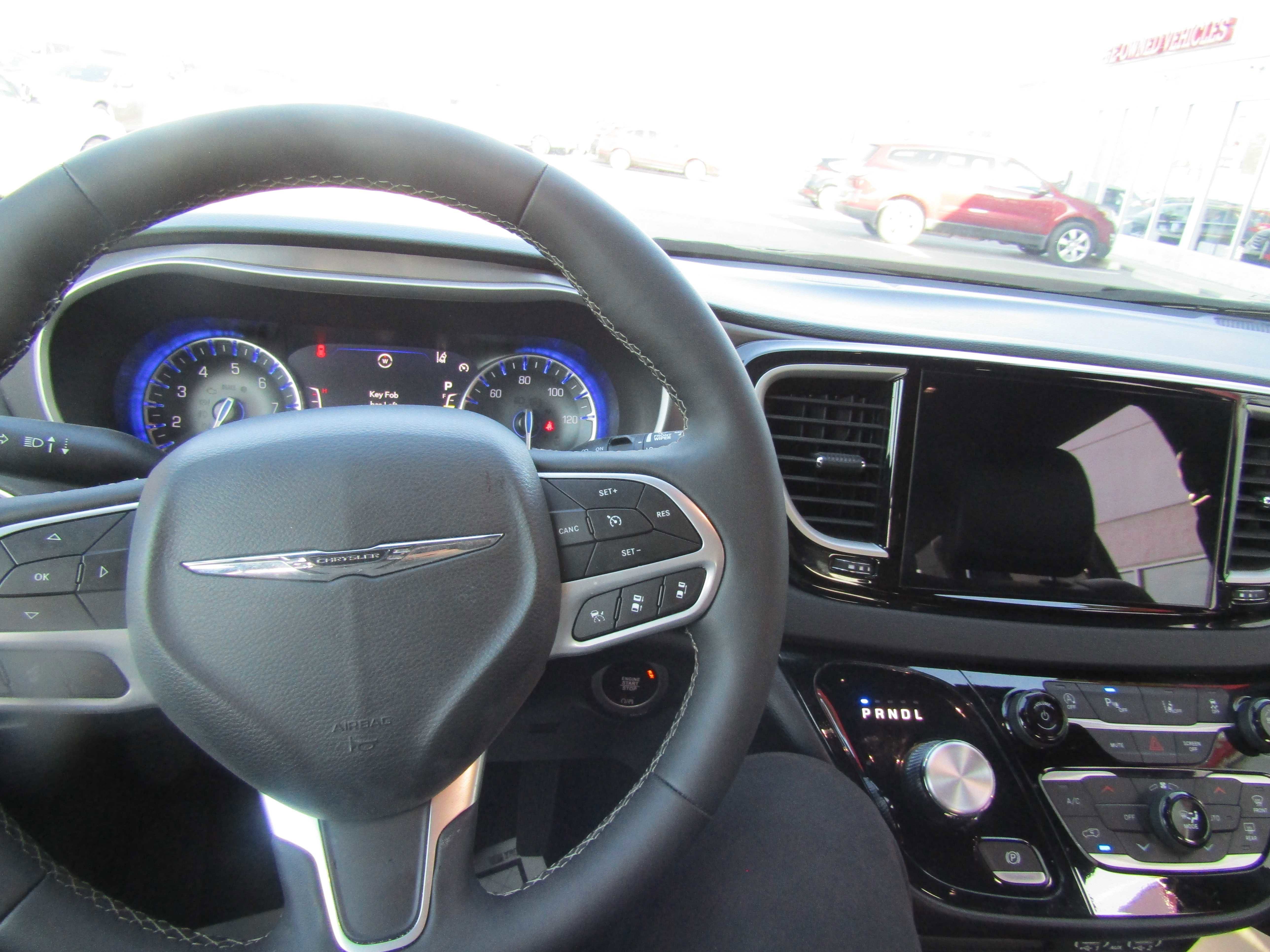 Used 2025 Chrysler Pacifica Select image 13