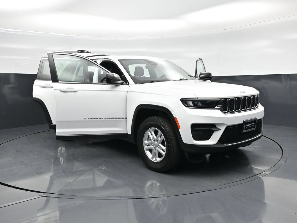Used 2025 Jeep Grand Cherokee Laredo w/ Luxury Tech Group I AWD/4WD image 28