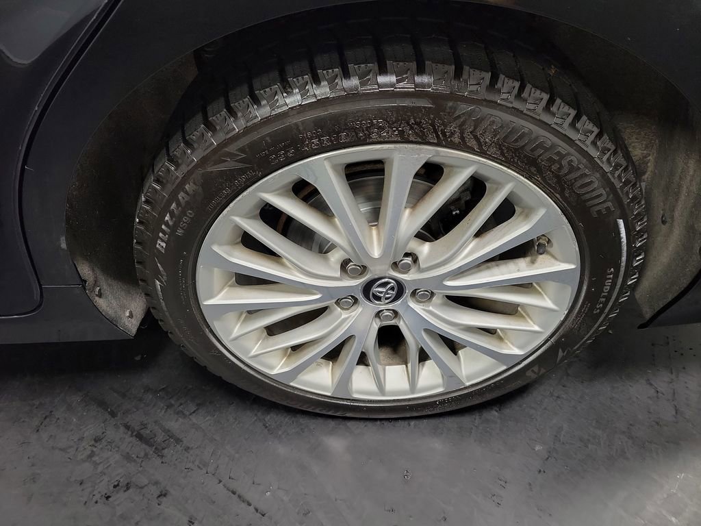 Used 2019 Toyota Camry XLE w/ Navigation Package image 10