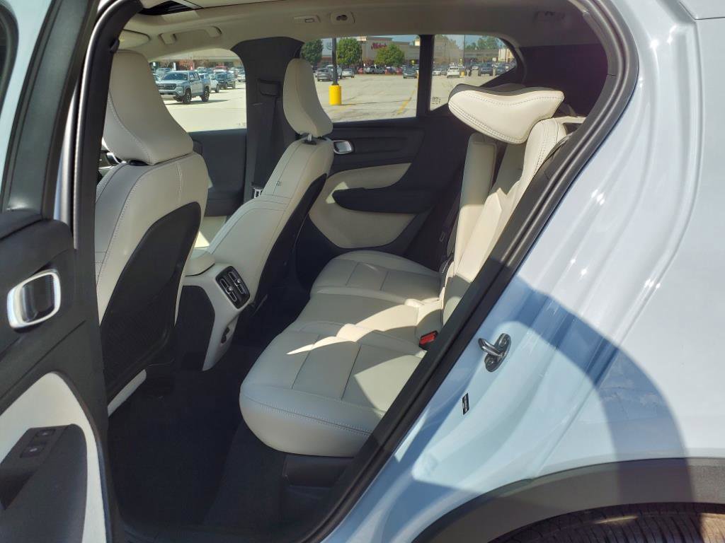 Certified 2025 Volvo XC40 B5 Ultra w/ Climate Package image 12