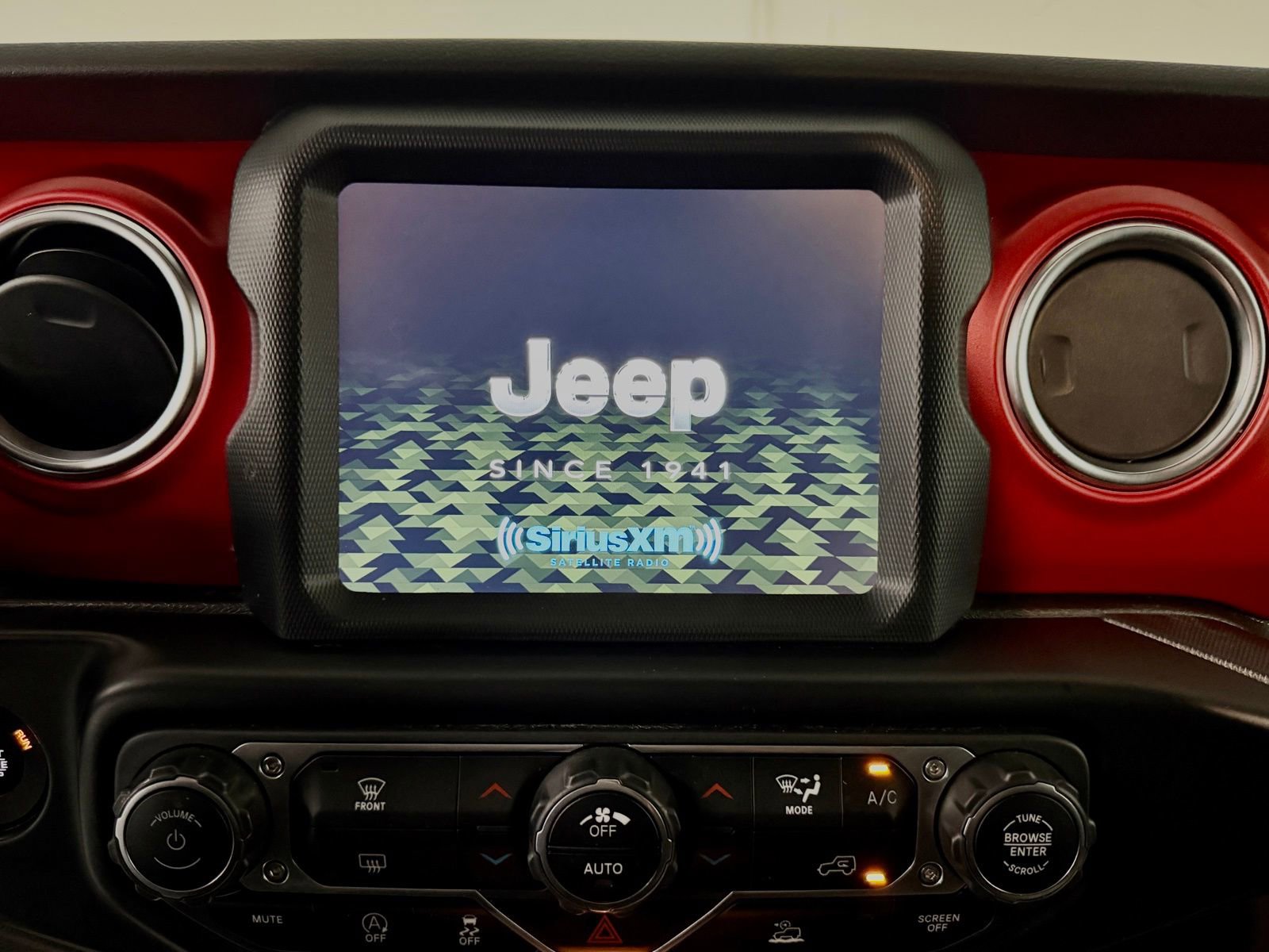 Used 2022 Jeep Gladiator Rubicon w/ Trailer Tow Package AWD/4WD image 32