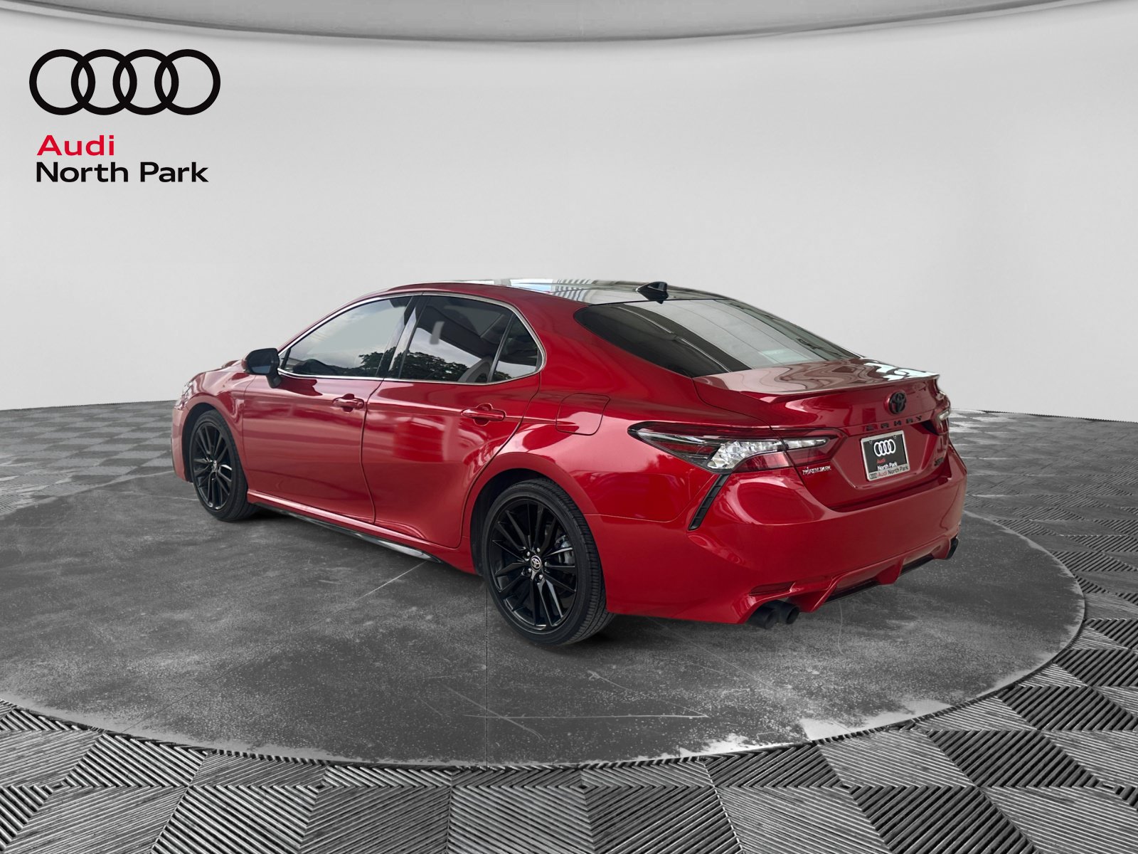 Used 2021 Toyota Camry XSE FWD image 3