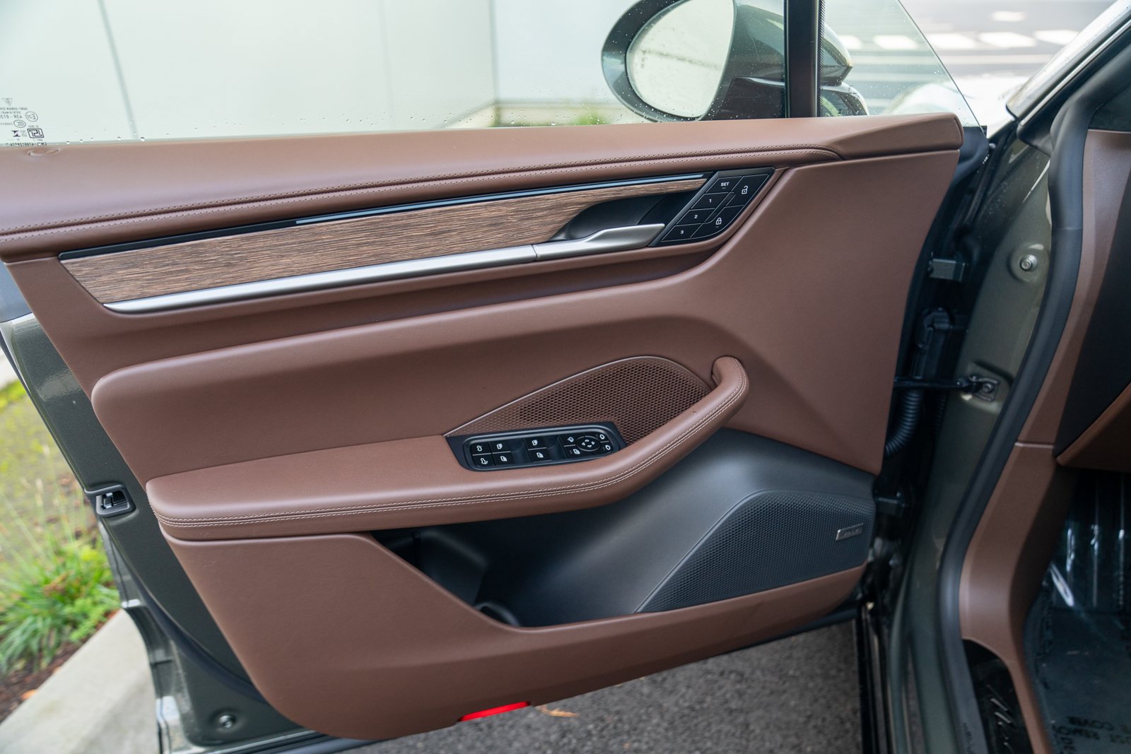 Certified 2025 Porsche Macan Turbo Electric AWD/4WD image 10