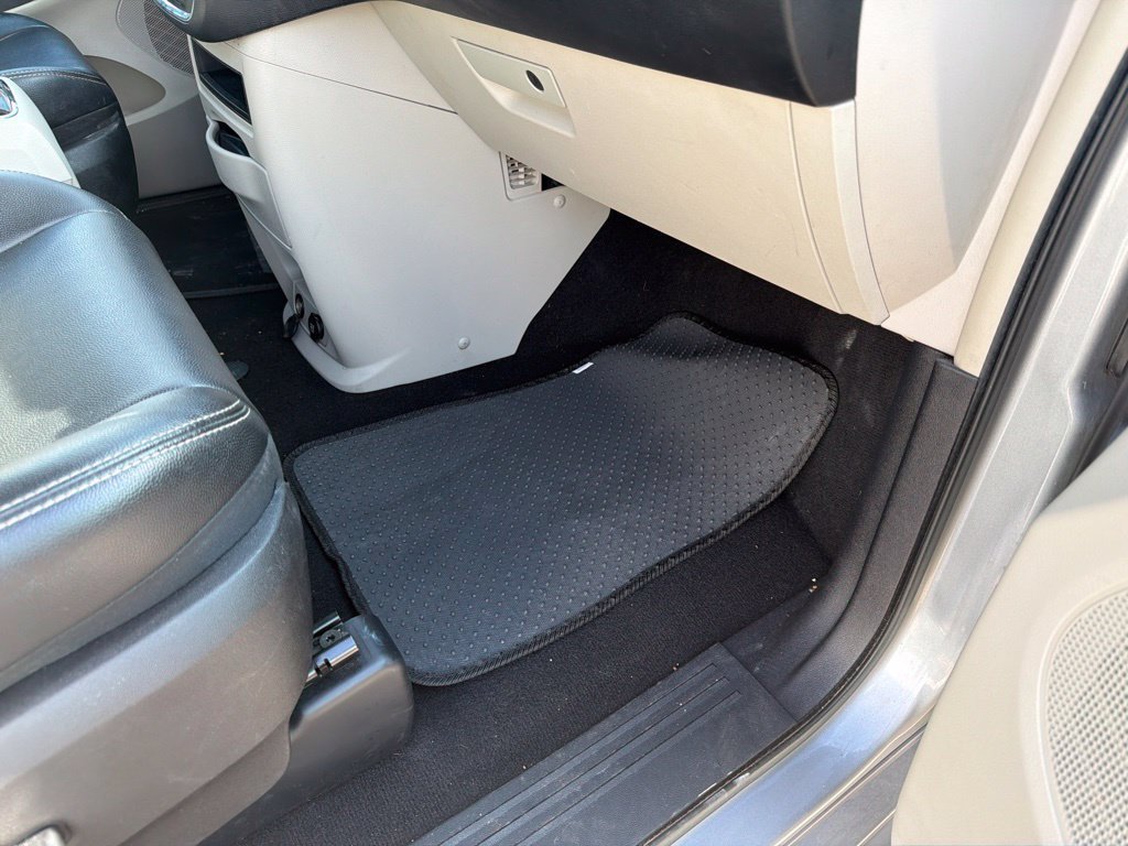 Used 2015 Chrysler Town & Country Touring-L w/ Driver Convenience Group FWD image 10