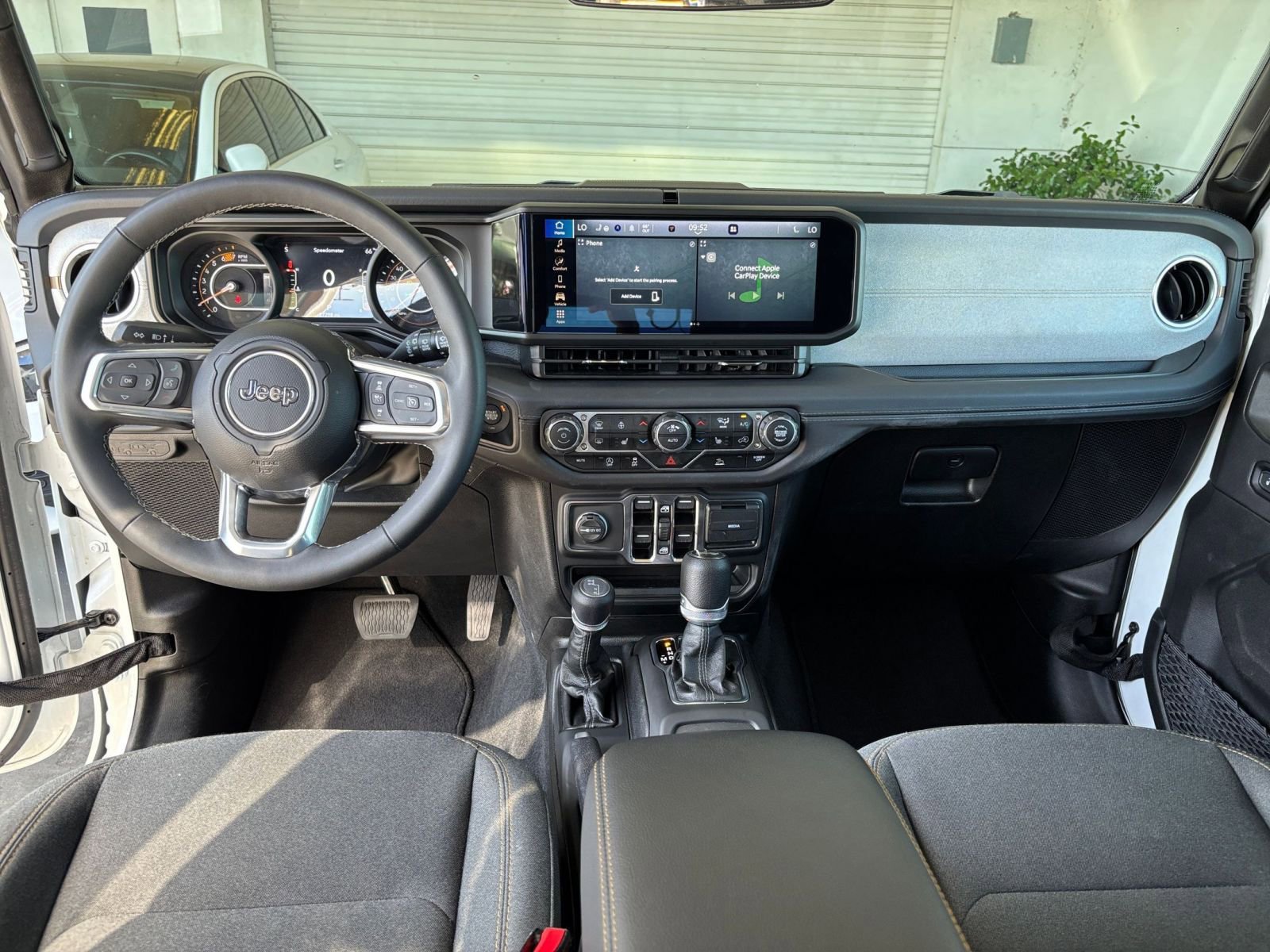 Used 2025 Jeep Wrangler Unlimited Sahara AWD/4WD image 33